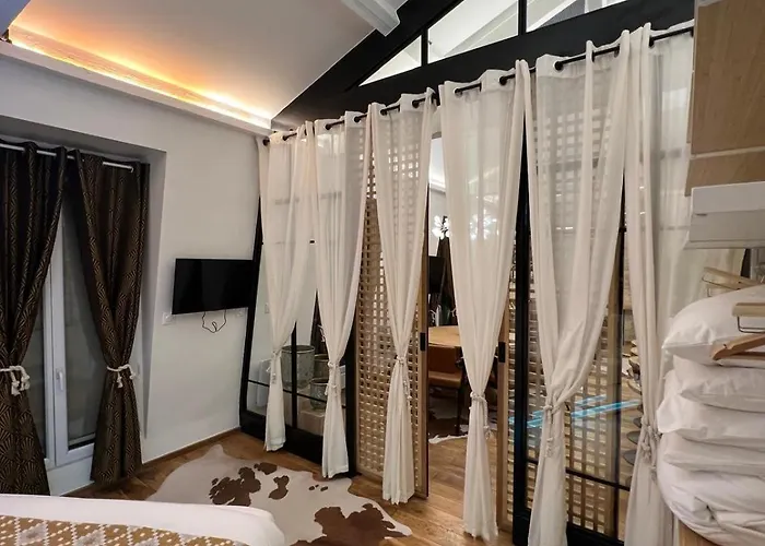 Standing 3 Pieces Apartment